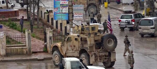 Suriye'nin Menbiç kentinde IŞİD'in ABD öncülüğündeki koalisyonun geçişi sırasında düzenlediği intihar saldırısı - Sputnik Türkiye