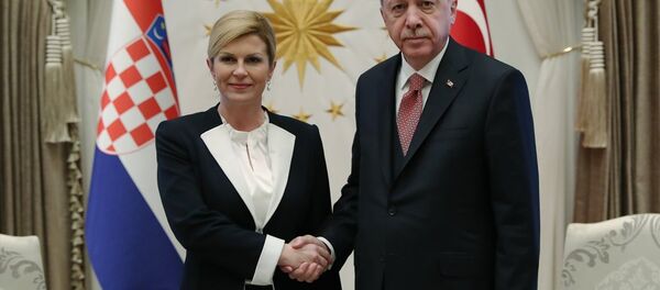 Cumhurbaşkanı Recep Tayyip Erdoğan, Hırvatistan Cumhurbaşkanı Kolinda Grabar Kitaroviç ile Türkiye-Hırvatistan ilişkilerini tüm boyutlarıyla değerlendirdiklerini belirtti. - Sputnik Türkiye