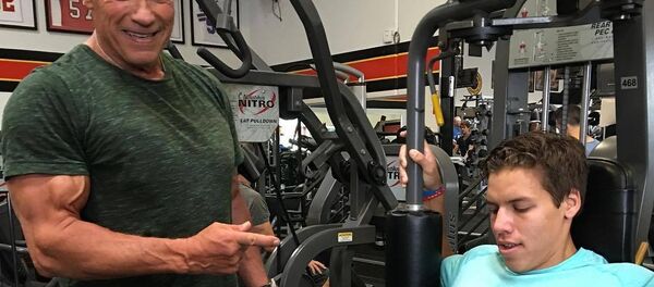 Arnold Schwarzenegger-Joseph Baena Arnold Schwarzenegger-Joseph Baena - Sputnik Türkiye