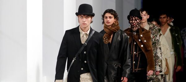 Paris'teki Erkek Moda Haftası'nda tasarımcı Teppei Fujita'nın Sulvam markası için Sonbahar/Kış 2019-2020 koleksiyonu - Sputnik Türkiye