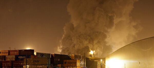Smoke rises from chemical containers from logistic company Localfrio in Guaruja, Brazil, January 14, 2016 - Sputnik Türkiye