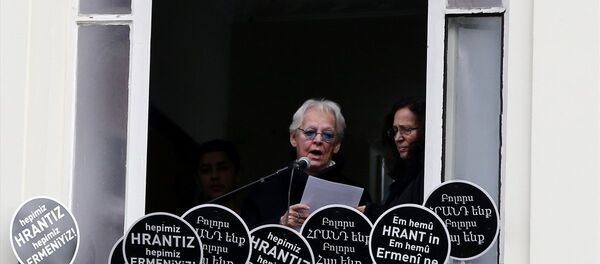 Genel yayın yönetmeni olduğu Agos gazetesi önünde uğradığı silahlı saldırı sonucu hayatını kaybeden gazeteci Hrant Dink için, ölümünün 12. yılında eski Agos gazetesi binası önünde anma töreni düzenlendi. - Sputnik Türkiye