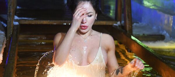 A girl is bathing in an icy lake near the Virgin Monastery of Raifa in Tatarstan - Sputnik Türkiye