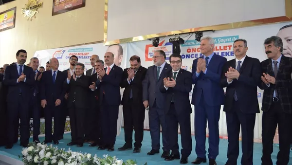 AK Parti MKYK Üyesi ve Van Milletvekili Osman Nuri Gülaçar, 1990’lı yıllar bu ülke için en acı ve kayıp yıllardır. Ayrışmaların, kin ve nefret tohumların ekildiği yıllardır. Sonra Allah bize merhamet etti, içimizden bizi bilen merhamet timsali bir lider çıkıverdi. İşte bu liderin adı Recep Tayyip Erdoğan’dır dedi. - Sputnik Türkiye