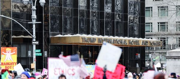 Manhattan Columbus Circle'a yakın Trump International Hotel ve Tower binası önünde toplanan göstericiler FogoAzul gösteri bandosu eşliğinde Bryant Park'a doğru yürüdü. Göstericiler, Donald Trump yönetiminin politikalarını protesto etti. - Sputnik Türkiye