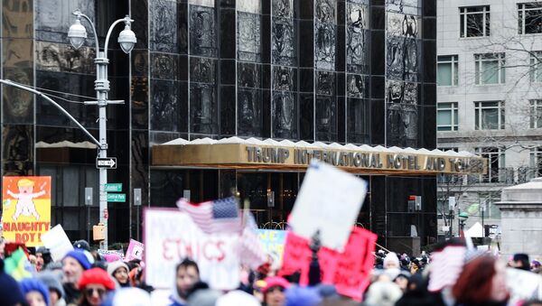 Manhattan Columbus Circle'a yakın Trump International Hotel ve Tower binası önünde toplanan göstericiler FogoAzul gösteri bandosu eşliğinde Bryant Park'a doğru yürüdü. Göstericiler, Donald Trump yönetiminin politikalarını protesto etti. - Sputnik Türkiye