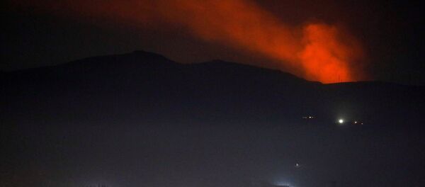 Smoke rises past a mountain as seen from Damascus countryside, Syria December 25, 2018 - Sputnik Türkiye