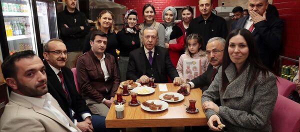 Cumhurbaşkanı Recep Tayyip Erdoğan vatandaşlarla simit yedi - Sputnik Türkiye