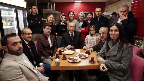 Cumhurbaşkanı Recep Tayyip Erdoğan vatandaşlarla simit yedi - Sputnik Türkiye