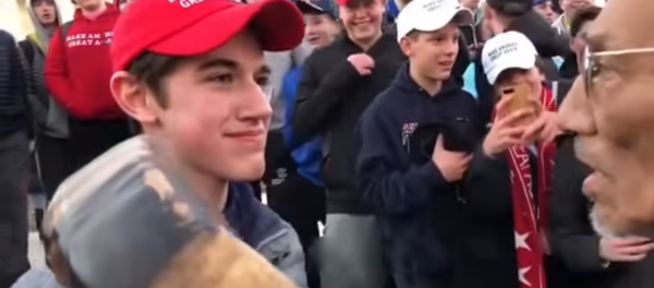 Washington'da yerlilere ırkçı saldırı: Duvarı inşa et - Sputnik Türkiye