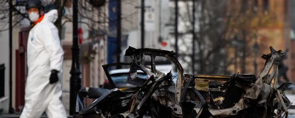 Kuzey İrlanda'nın Londonderry kentinde bombayla havaya uçurulan araçla ilgili 4 kişi gözaltına alınırken Yeni IRA'dan şüpheleniliyor. - Sputnik Türkiye