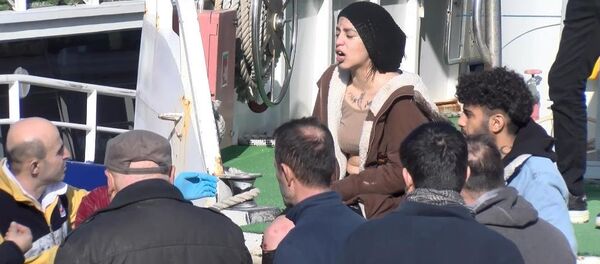 Genç kadın, kendisini kurtaran kişiyi cep telefonunu çalmakla suçlayan kadın - Sputnik Türkiye