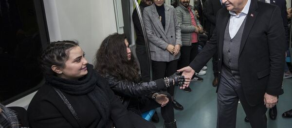 TBMM Başkanı ve AK Parti İstanbul Büyükşehir Belediye Başkan adayı Binali Yıldırım, İstanbul'un Asya ve Avrupa yakalarını deniz altından birleştiren Marmaray ile yolculuk yaptı. Yenikapı durağından Marmaray'a binen Yıldırım, trendeki yolcularla Üsküdar durağına kadar sohbet etti. TBMM Başkanı ve AK Parti İstanbul Büyükşehir Belediye Başkan adayı Binali Yıldırım, İstanbul'un Asya ve Avrupa yakalarını deniz altından birleştiren Marmaray ile yolculuk yaptı. Yenikapı durağından Marmaray'a binen Yıldırım, trendeki yolcularla Üsküdar durağına kadar sohbet etti. - Sputnik Türkiye