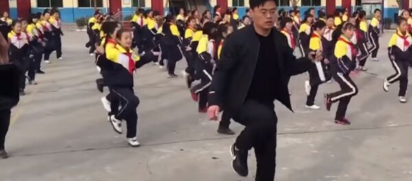 Çin'de öğrencileriyle dans eden okul müdürü - Sputnik Türkiye