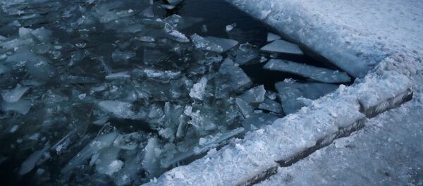 Buz yüzücüleri kulübünün havuzundaki kırık buzlar, Harbin, Çin... - Sputnik Türkiye