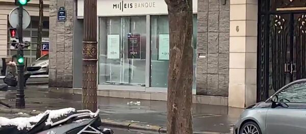 Fransa’nın başkenti Paris’in dünyaca ünlü Champs-Elysees Caddesi’nde film sahnelerini aratmayan banka soygunu gerçekleşti. Banka çalışanlarını bağlayıp uzun süre içeride kalan soyguncular 30 kasayı soyduktan sonra kayıplara karıştı. Fransa’nın başkenti Paris’in dünyaca ünlü Champs-Elysees Caddesi’nde film sahnelerini aratmayan banka soygunu gerçekleşti. Banka çalışanlarını bağlayıp uzun süre içeride kalan soyguncular 30 kasayı soyduktan sonra kayıplara karıştı. - Sputnik Türkiye