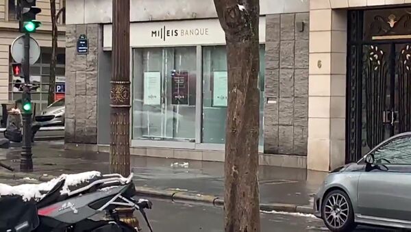 Fransa’nın başkenti Paris’in dünyaca ünlü Champs-Elysees Caddesi’nde film sahnelerini aratmayan banka soygunu gerçekleşti. Banka çalışanlarını bağlayıp uzun süre içeride kalan soyguncular 30 kasayı soyduktan sonra kayıplara karıştı. - Sputnik Türkiye