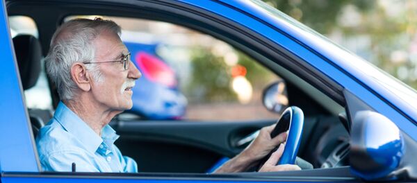 Yaşlı sürücü Yaşlı sürücü - Sputnik Türkiye