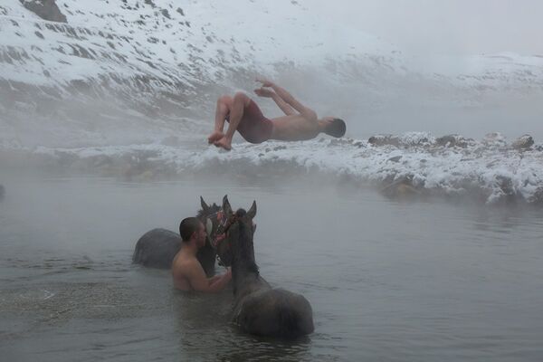 Dondurucu soğukta atlarıyla suya giren köylüler - Sputnik Türkiye