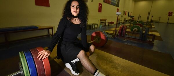 'Halter erkek sporu' diyenlere inat şampiyonluk istiyor: Podyuma çıkmadan makyaj yapıp, rujumu sürüyorum - Sputnik Türkiye