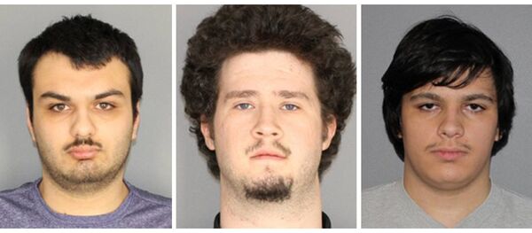 New York eyaletinde Müslüman bir topluluğa bombalı saldırı hazırlığı suçalamasıyla yakalanan 4 kişiden 3'ü: Vincent Vetromile, (19), Brian Colaneri (20), Andrew Crysel (18) (soldan sağa) - Sputnik Türkiye