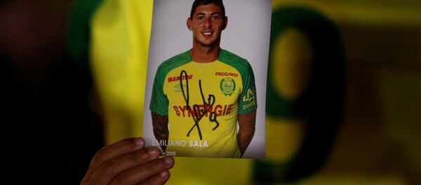 Fransa'da Nantes taraftarları, transfer olduğu Cardiff'e giderken uçağı kaybolan Arjantinli futbolcu Emiliano Sala için dua etmek üzere toplandı. - Sputnik Türkiye