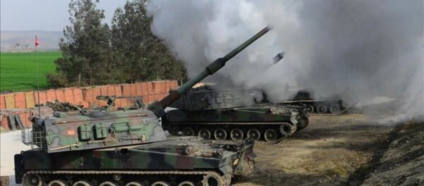 TSK obüsleri, Afrin'in güneydoğusundaki Tel Rıfat ilçesindeki YPG güçlerine ait mevzilere atışlar yaptı. - Sputnik Türkiye