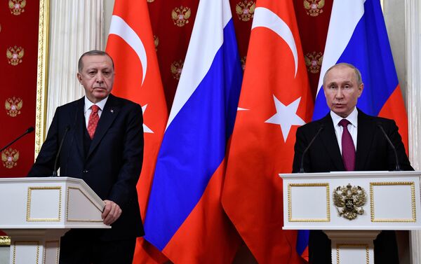 Cumhurbaşkanı Recep Tayyip Erdoğan ile Rusya Devlet Başkanı Vladimir Putin’in görüşmesi sona erdi. Yaklaşık 2 saat süren görüşmenin ardından iki lider, heyetler arası görüşmeye geçti. Heyetler arası görüşmenin ardından ikili ortak basın toplantısı düzenlendi. - Sputnik Türkiye