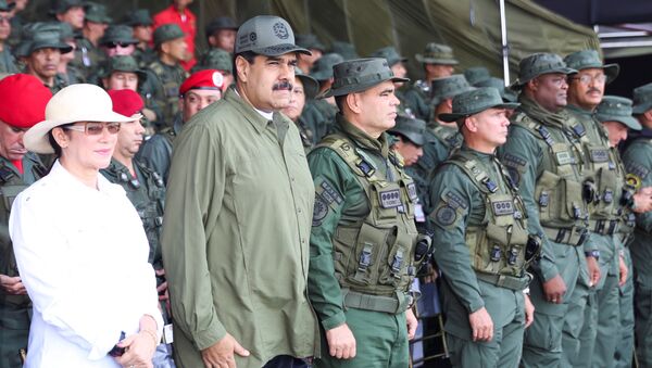 Venezuela's President Nicolas Maduro (2nd L) attends a military parade, as he is flanked by his wife Cilia Flores (L) and Venezuela's Defence Minister Vladimir Padrino Lopez (C), in Maracay, Venezuela September 26, 2017 - Sputnik Türkiye