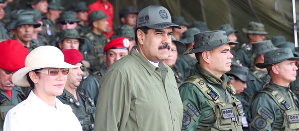 Venezuela's President Nicolas Maduro (2nd L) attends a military parade, as he is flanked by his wife Cilia Flores (L) and Venezuela's Defence Minister Vladimir Padrino Lopez (C), in Maracay, Venezuela September 26, 2017 - Sputnik Türkiye