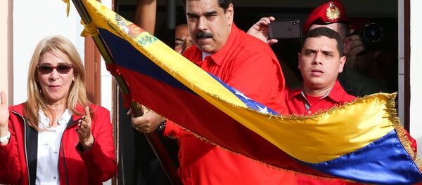 Venezüella Devlet Başkanı Nicolas Maduro başkanlık sarayı önünde halka hitap etti - Sputnik Türkiye