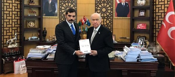 'Ülkücü gençlik Atatürk'ü sattırmaz' diyen Ülkü Ocakları, Bahçeli'ye Nutuk hediye etti 'Ülkücü gençlik Atatürk'ü sattırmaz' diyen Ülkü Ocakları, Bahçeli'ye Nutuk hediye etti - Sputnik Türkiye