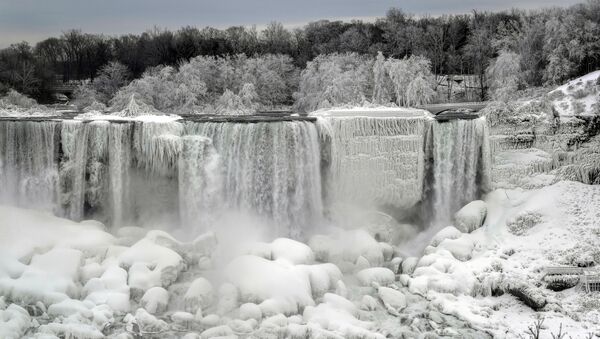 Buzla kaplı Niagara Şelalesi - Sputnik Türkiye