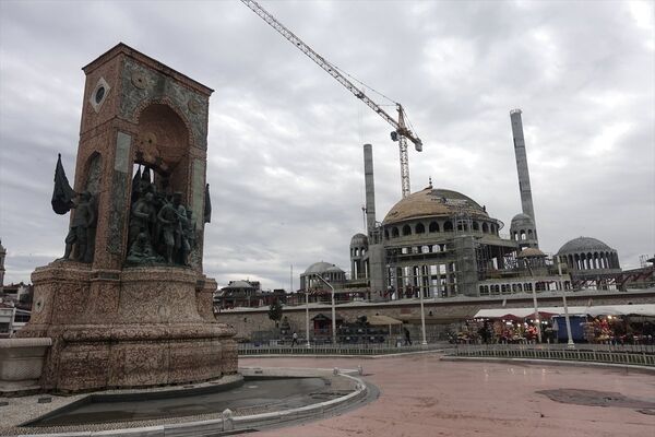Taksim'de yapımı süren camide ana kubbenin üzerine alem yerleştirildi. - Sputnik Türkiye