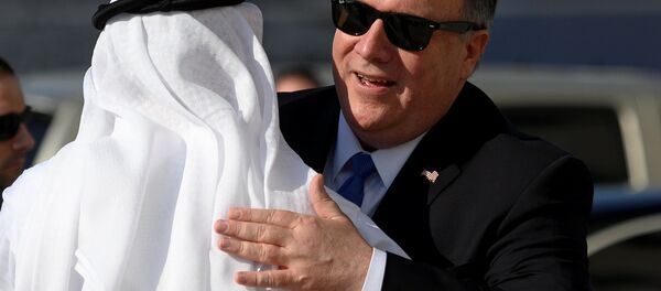 ABD Dışişleri Bakanı Mike Pompeo sık sık Körfez Arap krallıklarının bakanlarıyla samimi pozlar veriyor. - Sputnik Türkiye