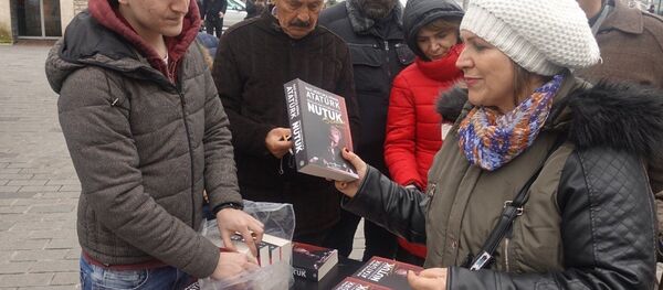 Lise öğrencisi Ata Mollaoğlu, Yılmaz Özdil tarafından yazılan ‘Mustafa Kemal’ kitabının 2 bin 500 liraya satılmasına tepki göstererek İstiklal Caddesi’ndeki harçlıklarından biriktirerek aldığı 57 adet ‘Nutuk’ kitabını dağıttı. - Sputnik Türkiye