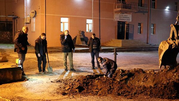 Okul bahçesindeki kazıda insan kemikleri bulundu - Sputnik Türkiye