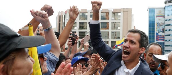 Juan Guaido, 23 Ocak'ta Caracas'ta Geçici Devlet Başkanı olarak yemin ettiği mitingde taraftarlarıyla birlikte Juan Guaido, 23 Ocak'ta Caracas'ta Geçici Devlet Başkanı olarak yemin ettiği mitingde taraftarlarıyla birlikte - Sputnik Türkiye