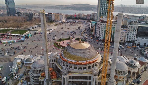 Topçu Kışlası'nın yapılması planlanan Gezi Parkı alanı ve Taksim Camii - Sputnik Türkiye