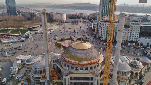 Topçu Kışlası'nın yapılması planlanan Gezi Parkı alanı ve Taksim Camii - Sputnik Türkiye