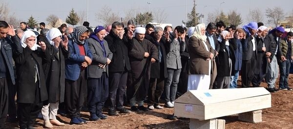 13 yaşındaki Berivan Karakeçili'nin cezanesi Şanlıurfa'da toprağa verildi. 13 yaşındaki Berivan Karakeçili'nin cezanesi Şanlıurfa'da toprağa verildi. - Sputnik Türkiye