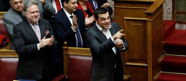 Makedonya isim anlaşmasının Yunan parlamentosundan geçmesini sevinçle karşılayan Çipras ve Syriza'dan arkadaşları, kararı alkışladı. - Sputnik Türkiye