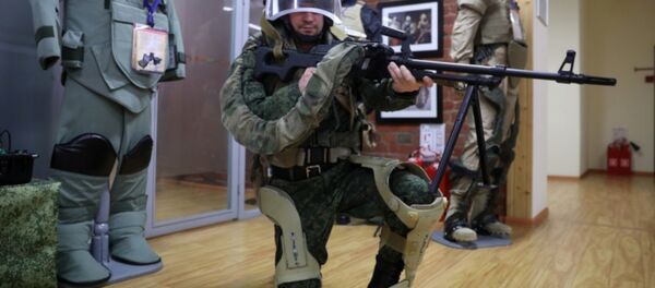 Rus ordusunun yeni yapay askeri dış iskeletleri: ‘35 kilo yükü saatlerce taşıdım ve neredeyse yorulmadım’ - Sputnik Türkiye