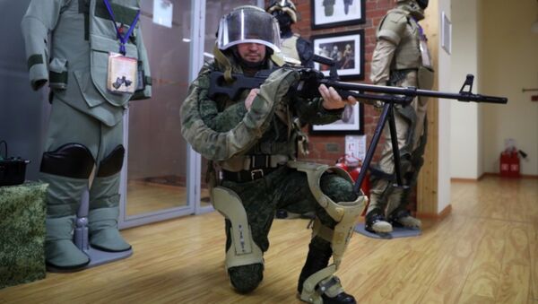 Rus ordusunun yeni yapay askeri dış iskeletleri: ‘35 kilo yükü saatlerce taşıdım ve neredeyse yorulmadım’ - Sputnik Türkiye