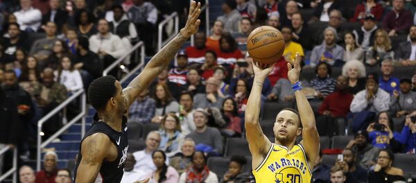 Wizards'dan Trevor Ariza ile Warriors'dan Stephen Curry karşı karşıya... - Sputnik Türkiye