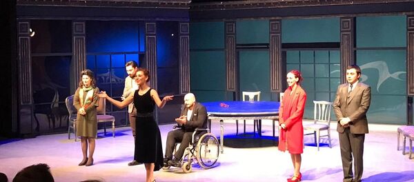 Oyun öncesi kaza geçiren başrol oyuncusu tekerlekli sandalyeyle sahne aldı - Sputnik Türkiye