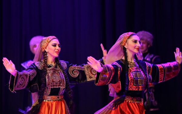 2019 Türkiye-Rusya Karşılıklı Kültür ve Turizm Yılı etkinliği çercevesinde Türkiye'de bir gösteri düzenleyen Lezginka dans topluluğunun gösterisinden bir kare - Sputnik Türkiye