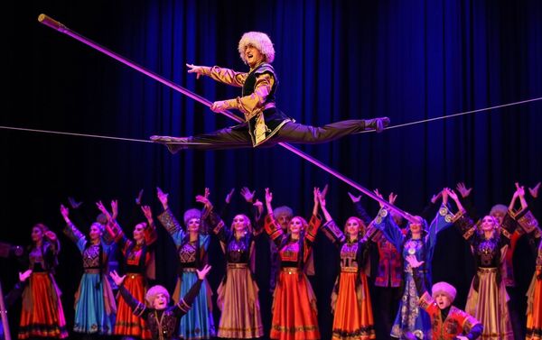 2019 Türkiye-Rusya Karşılıklı Kültür ve Turizm Yılı etkinliği çercevesinde Türkiye'de bir gösteri düzenleyen Lezginka dans topluluğunun gösterisinden bir kare - Sputnik Türkiye