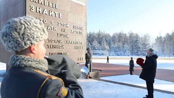 Putin, İkinci Dünya Savaşında Nazi birliklerinin 1941 yılında başlattığı ve neredeyse 900 gün boyunca süren Leningrad Kuşatması'nın kurbanları anısına Leningrad bölgesinde bulunan Piskaryovskiy Anıt Mezarı'na çiçek bıraktı. - Sputnik Türkiye