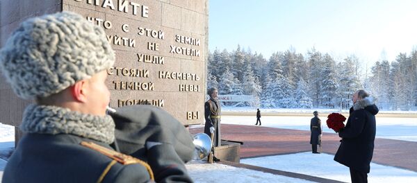 Putin, İkinci Dünya Savaşında Nazi birliklerinin 1941 yılında başlattığı ve neredeyse 900 gün boyunca süren Leningrad Kuşatması'nın kurbanları anısına Leningrad bölgesinde bulunan Piskaryovskiy Anıt Mezarı'na çiçek bıraktı. Putin, İkinci Dünya Savaşında Nazi birliklerinin 1941 yılında başlattığı ve neredeyse 900 gün boyunca süren Leningrad Kuşatması'nın kurbanları anısına Leningrad bölgesinde bulunan Piskaryovskiy Anıt Mezarı'na çiçek bıraktı. - Sputnik Türkiye